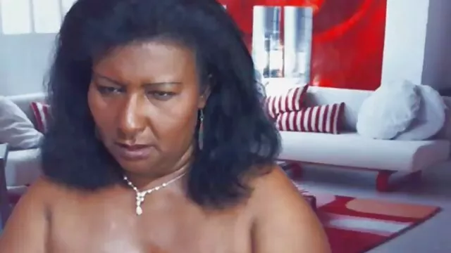 סקס ללא רישום  ברונטית עירומה מול סרטי פורנו לצפייה ישירה המצלמה.