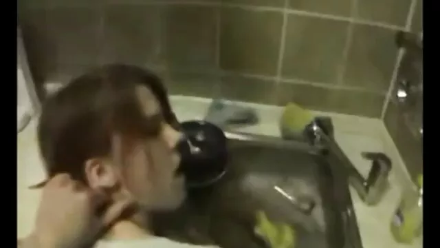 סקס ללא רישום  בעל מועדון לילה נעול במשרד עם אמא מקועקעת סרטיםxnxx לסקס אנאלי