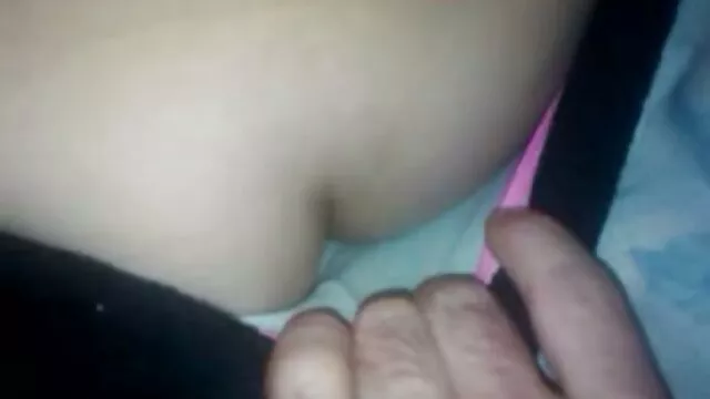 סקס ללא רישום  דמעות צעירות עם שיער כחול מאוננות חורים שעירים עם אצבעות מול סרטי סרס חינם המצלמה