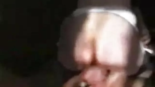 סקס ללא רישום  אסיה מציגה לראווה את כובעה באמצעות גרביונים בראיון. סירטי סקב