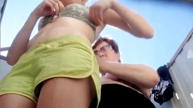 סקס ללא רישום  MILF עם שיער שחור מתפשט שכן צעיר סקס סרטים אירוטים חינם
