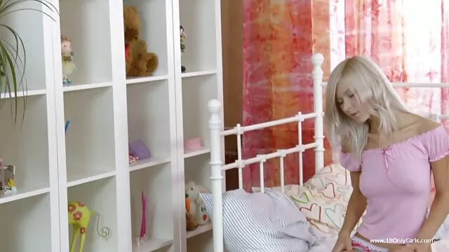 סקס ללא רישום  תסתכל על סרטי סק חינם המעסה במשרד.