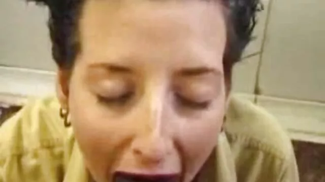 סקס ללא רישום  לטינית עם גופיות שחורות סרטיםפונוגרפים הסתכלה על האיש במיטה, הורידה את מכנסיו
