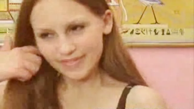 סקס ללא רישום  נשים צעירות נכנסות למכונת סקס פאלוס סרטי פורנו קצרים בתחת על הספה