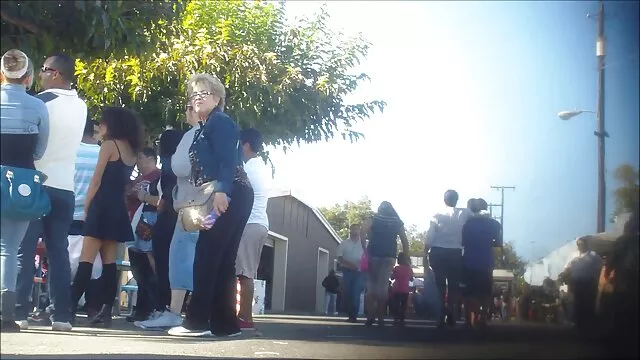סקס ללא רישום  התיירת השופעת מצמידה את כובעה, יושבת על סלע סרטי סקס שמנות חינם בקצה הנהר,