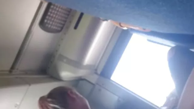 סקס ללא רישום  אמא ג ' ינג ' ית עם סרטי סקב חינם משקפיים מסתובבת מאחור מול המצלמה