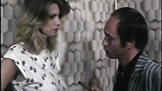 סקס ללא רישום  אסיה סלים לוקח תרנגולת שעירה בפיה, כורע ברך בארמון שעיר סרטים ארוטים בחינם
