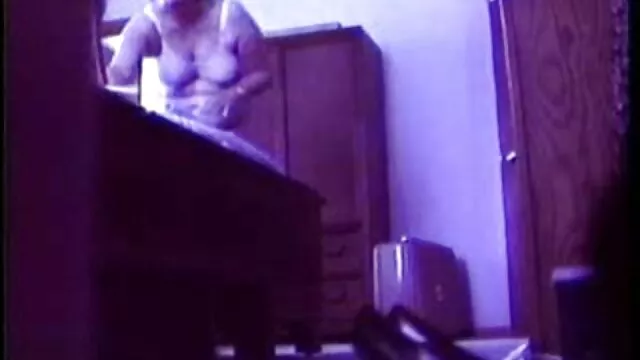 סקס ללא רישום  גבר שחור קירח עם זקן נותן לעור זין לבן בפה שלו ומזיין אותה עם סרטן ורוכב על סרטים פונוגרפים בחינם שדה