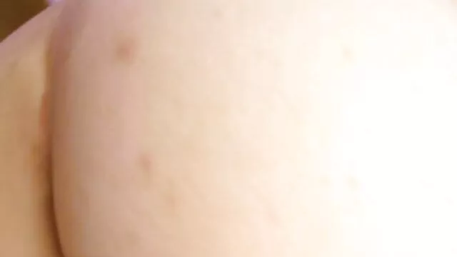 סקס ללא רישום  האקר צופה בפורנו סרטים כחולים בעברית בחינם ומזיין את החברה שלו בשמלה אדומה על הכורסה.