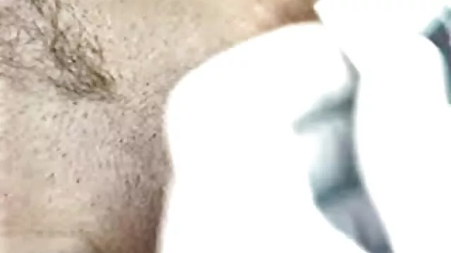 סקס ללא רישום  מאצ ' ו מקועקע כוס מושך פרה צעירה בבריחה סרט החלפת זוגות דרך חור במכנסיים