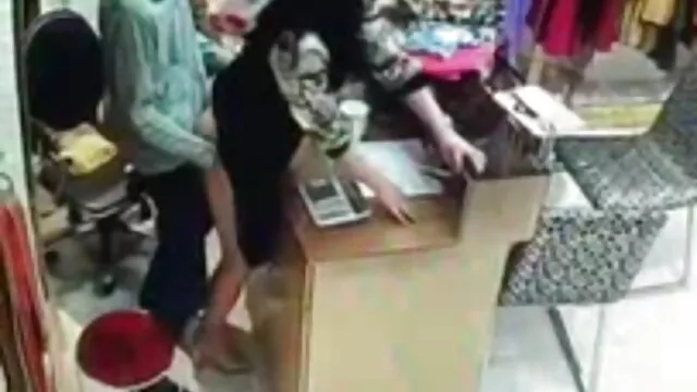 סקס ללא רישום  ברונטית צעירה מציגה את כובעה סרטי סקס הומואים חינם המגולח.