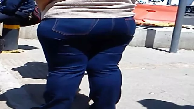 סקס ללא רישום  אישה עם גרביונים שחורים לועסת hahala במטבח סרטי סקס חינם חדש