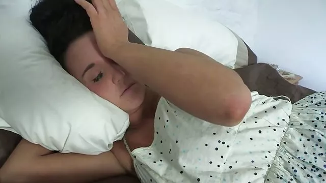 סקס ללא רישום  שחרחורת מקועקעת תעשה עיסוי אירוטי סרטים אהבה בחדר השינה סקס אנאלי עם מאהב
