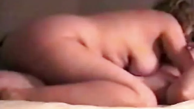 סקס ללא רישום  Milf בגרבונים נותן גבר השכן על סרטי פורנו לצפייה ישירה בחינם שולחן המטבח