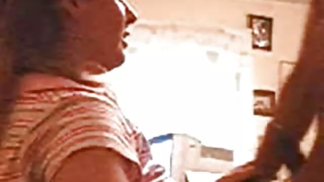 סקס ללא רישום  בחור שמח שם את סרטי סיקס חינם הפין שלו בתחת של ג ' וסי ברונטית.