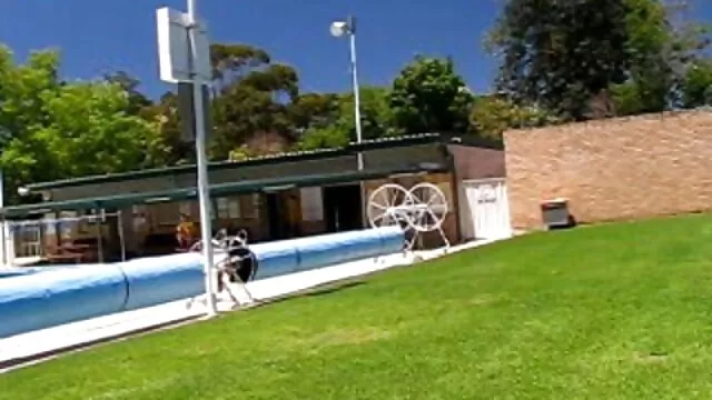 סקס ללא רישום  בלונדינית מתולתלת מלטפת סרטי אונס חינם בעדינות את גופה ומשוויץ בשדיים גדולים.