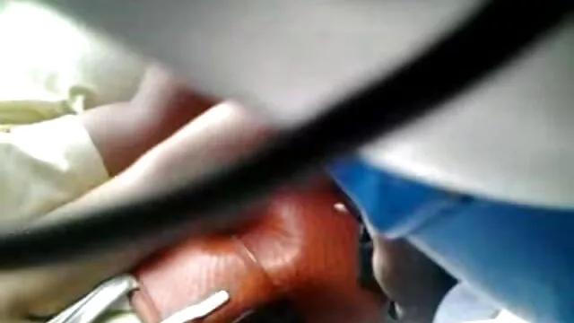 סקס ללא רישום  בלונדינית שמנמנה רוקדת מול מצלמת אינטרנט בחדר סרטי קוקהולד חינם השינה.