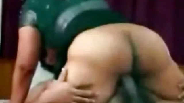 סקס ללא רישום  אחרי הנשיקה, האישה בבירור קפצה לזין של אינדקס סרטי סקס חינם הבחור בשירותים