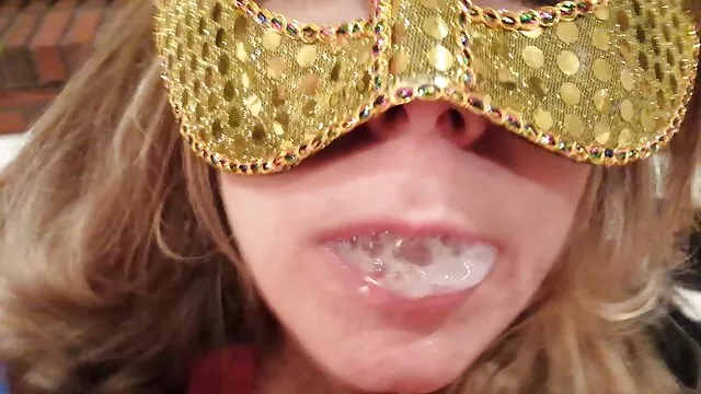 סקס ללא רישום  גבר עושה סרטי קס חינם עיסוי על המאהב שלו ודוחף את הוויברטור לסדק