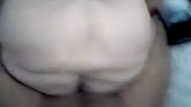 סקס ללא רישום  ברונטית צעירה לוקחת זין גדול של בחור במשרד עיסוי אירוטי סרטים על הספה ליד הלחיים שלה