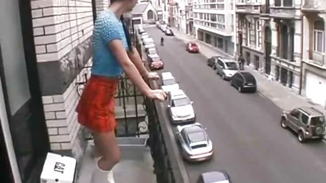 סקס ללא רישום  בחורה צעירה מבלה sex סרטים חינם בליהוק וצ ' יפס עם שני אנשים על הספה הכחולה