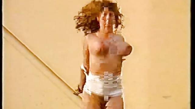 סקס ללא רישום  איש זקן עם ראש קירח נקרע בלונדינית זוהרת עם תחבושת על המותניים בפי הטבעת והפה סירטי סקב