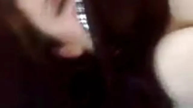 סקס ללא רישום  לסבית עם משקפיים לשים יד סרטונים של סקס חינם בכפפה על התחת MILF
