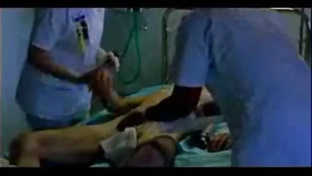 סקס ללא רישום  יושב בחלק האחורי של הגוף בלונדינית אתלטית ביצוע התעמלות על השטיח ארוס סרטים חינם
