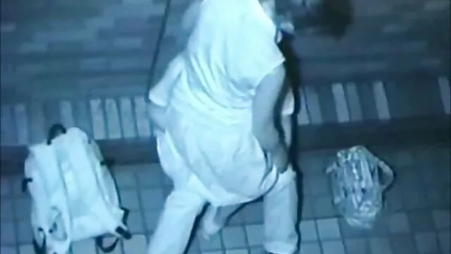 סקס ללא רישום  בחורה בגרביונים מניחה את הידיים ואת הדילדו סרטי סקס אונס חינם על חור התחת שלה בדלת.