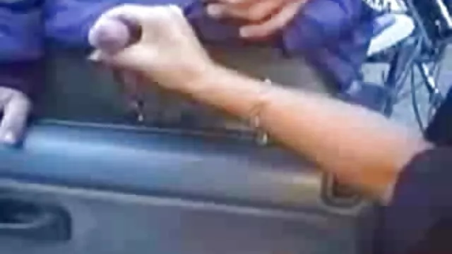 סקס ללא רישום  דוגמן רשת צעיר מול המצלמה, מאיר כוס ומלטף סרטי קוקסינליות חינם אותה.