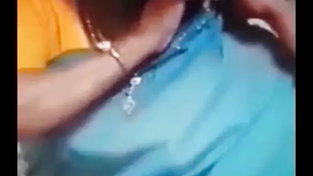 סקס ללא רישום  ילדה מתולתלת בביקיני ורוד סרטי סקס ארוכים חינם משקפי שמש ורודות ויברטור כוס ענק על הספה