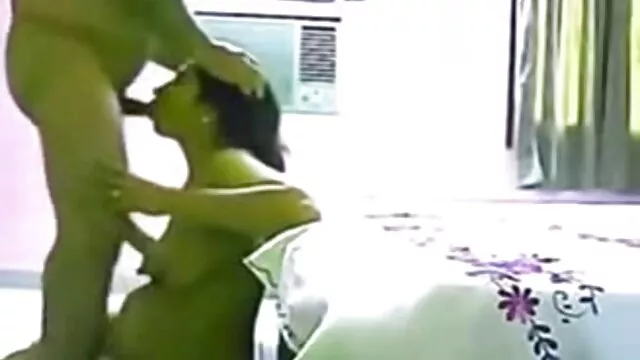 סקס ללא רישום  בעל מורח את ידו בשמן סרטים ארוטים לצפיה ולוחץ את עכוזה של אשתו.