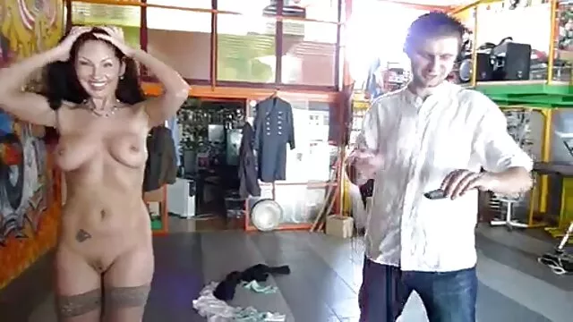 סקס ללא רישום  ילדה קטנה סרטים פנוגרפים מזדיינת עם החבר שלה על הרצפה