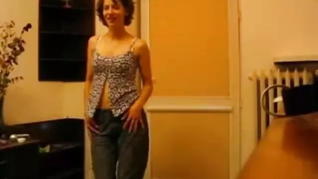 סקס ללא רישום  בחורה גדולה שלובשת סרט סקב חולצת טריקו מופרעת יושבת על איבר מין של חברה של בחורה עם וגינה כל כך הדוקה