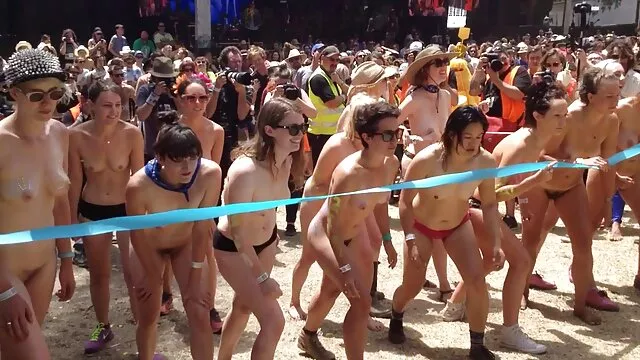 סקס ללא רישום  עוזר קפטן בבקשה הבוס סרטי סקס צפיה ישירה חינם במשרדו