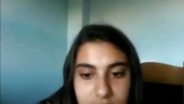 סקס ללא רישום  הבחורה סרטים ארוטים לצפיה ישירה שיושבת על דילדו עם חור בחדר השינה.