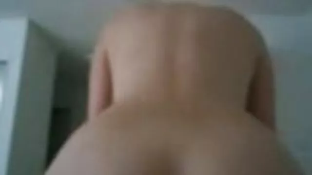 סקס ללא רישום  ברונטית רזה סרטים פונוגרפים בחינם בביקיני, מדגמנת בטבעיות.